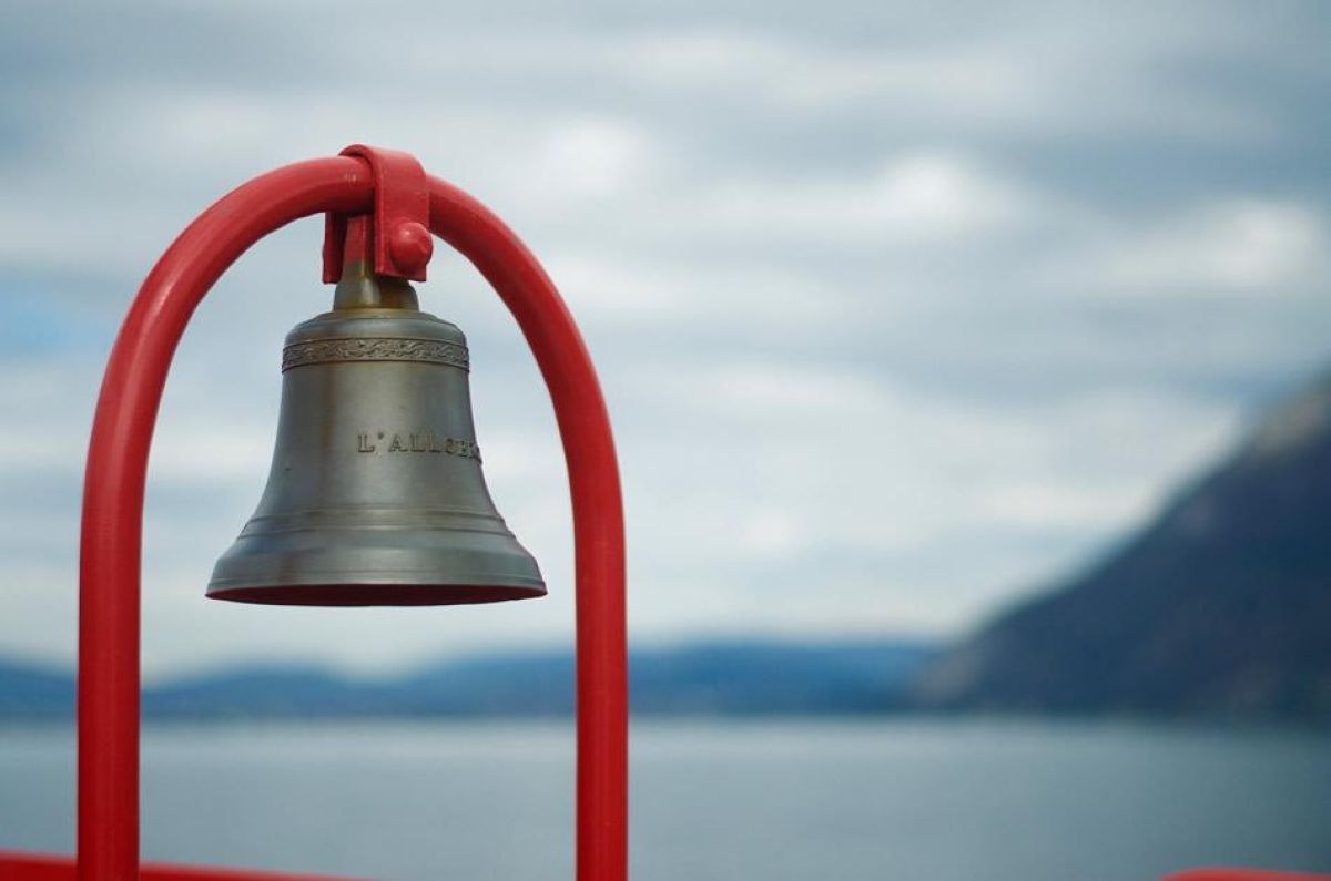 Why do scheduled alerts increase security in GPS tracking software?